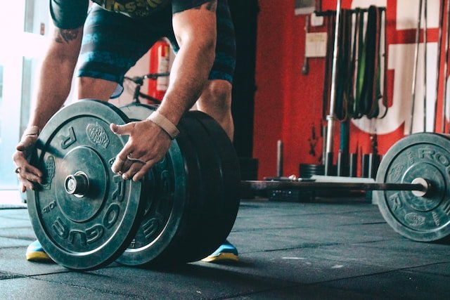 Why do I lose my mind muscle connection when I lift heavier weights?